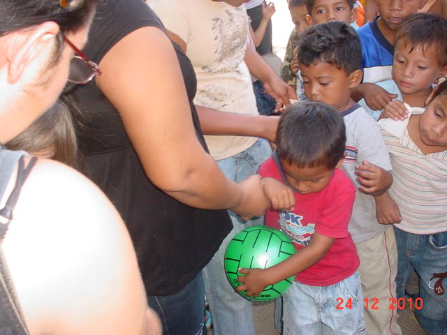Este pequeñito recibe felizmente una bola
